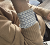 “Magnifique manspreading de l’accoudoir”,, écrit-elle, dénonçant cette pratique des hommes qui s’étalent dans les transports en commun au détriment des femmes