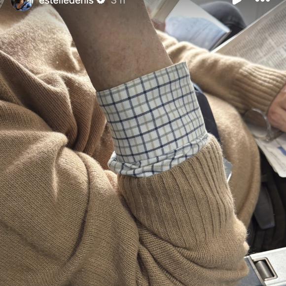 “Magnifique manspreading de l’accoudoir”,, écrit-elle, dénonçant cette pratique des hommes qui s’étalent dans les transports en commun au détriment des femmes