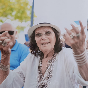Claudia Cardinale et sa fille Claudia Squitieri vivent ensemble à Nemours dans une maison historique devenue un lieu culturel, une résidence d'artiste, qui abrite aussi un restaurant et des gîtes.