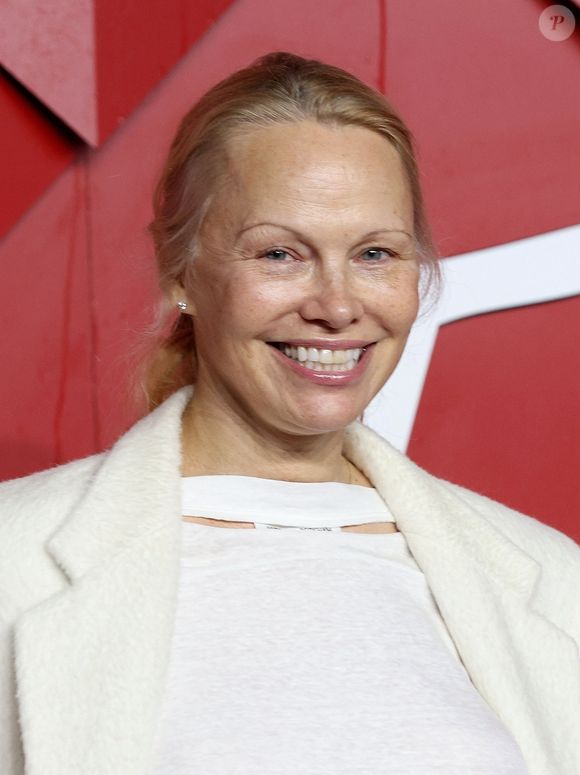 Les internautes ont largement salué sa transformation et son audace sur les réseaux sociaux.

Pamela Anderson à Londres.
© Backgrid UK/ Bestimage