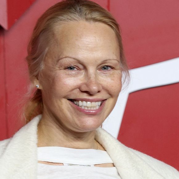 Les internautes ont largement salué sa transformation et son audace sur les réseaux sociaux.

Pamela Anderson à Londres.
© Backgrid UK/ Bestimage