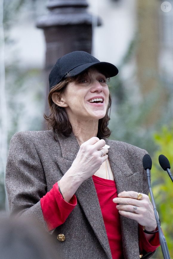 Charlotte Gainsbourg - Inauguration de la passerelle Jane Birkin devant les 41-43 quai de Valmy à Paris le 13 décembre 2025. © Cyril Moreau / Bestimage