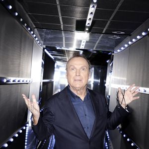 Portrait de Julien Lepers lors de l'enregistrement de l'émission "Chez Jordan de Luxe" diffusée sur C8 le 8 octobre 2024.

© Cédric Perrin / Bestimage