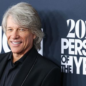 Jeudi 23 juillet 2026, les fans de Bon Jovi ont vécu une fin de concert inattendue. 

Jon Bon Jovi - Photocall du 2024 MusiCares person Of The Year qui honore Jon Bon Jovi au Convention Center de Los Angeles le 2 février 2024. @Backgrid USA / Bestimage
