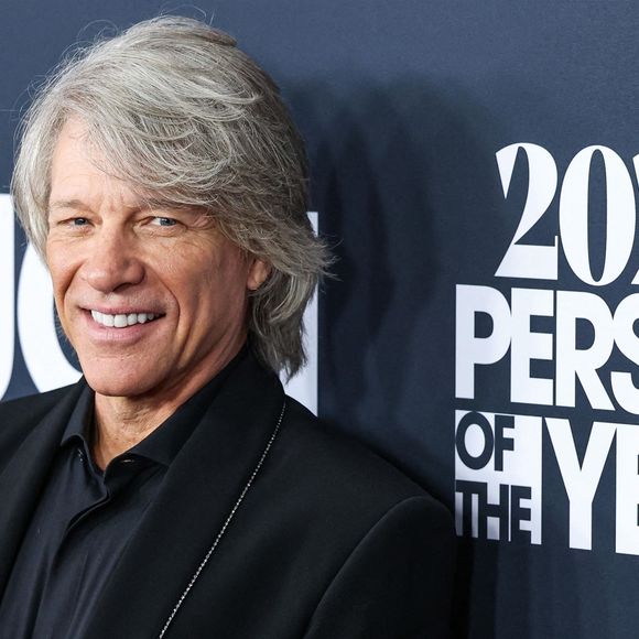 Jeudi 23 juillet 2026, les fans de Bon Jovi ont vécu une fin de concert inattendue. 

Jon Bon Jovi - Photocall du 2024 MusiCares person Of The Year qui honore Jon Bon Jovi au Convention Center de Los Angeles le 2 février 2024. @Backgrid USA / Bestimage