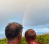 Ce mercredi 12 août, dans sa story Instagram, Yannick Noah a publié un adorable cliché de lui et sa fille Keelaani admirant un superbe arc-en-ciel.

Yannick Noah et sa fille Keelaani en vacances à Hawaï, en août 2026.

Instagram Yannick Noah