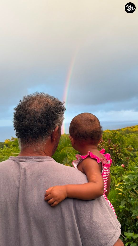 Ce mercredi 12 août, dans sa story Instagram, Yannick Noah a publié un adorable cliché de lui et sa fille Keelaani admirant un superbe arc-en-ciel.

Yannick Noah et sa fille Keelaani en vacances à Hawaï, en août 2026.

Instagram Yannick Noah