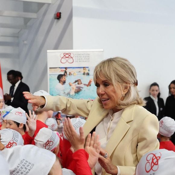 Brigitte Macron lors de l'opération Water Safety Day à la piscine du stade Louis II à Monaco le 8 juin 2025.
© Dominique Jacovides / Bestimage