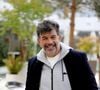 Dans celle-ci, il est mis en scène dans la peau d’un agent pas comme les autres, allant jusqu’à récupérer son prix en sautant d’un hélicoptère en parachute. 

Stéphane Plaza au village des internationaux de tennis de Roland Garros le jour de la finale homme Nadal / Djokovic à Paris le 11 octobre 2020. © Dominique Jacovides / Bestimage