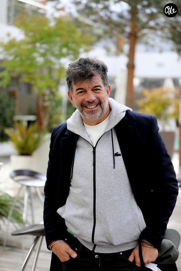 Dans celle-ci, il est mis en scène dans la peau d’un agent pas comme les autres, allant jusqu’à récupérer son prix en sautant d’un hélicoptère en parachute. 

Stéphane Plaza au village des internationaux de tennis de Roland Garros le jour de la finale homme Nadal / Djokovic à Paris le 11 octobre 2020. © Dominique Jacovides / Bestimage