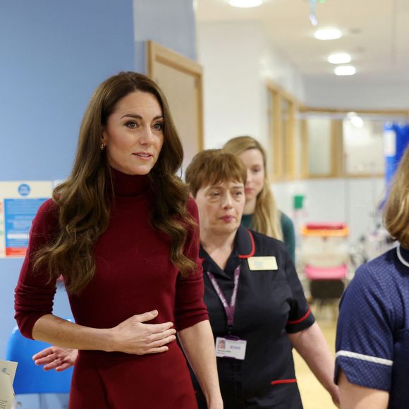 Kate Middleton a exprimé sa gratitude envers le personnel de l’hôpital Royal Marsden, situé à Londres, où elle a suivi son traitement...



Catherine (Kate) Middleton, princesse de Galles à l'hôpital Royal Marsden, où elle a reçu son traitement contre le cancer, à Londres, Royaume-Uni, le 14 janvier 2025. © Chris Jackson/MirrorPix/Bestimage