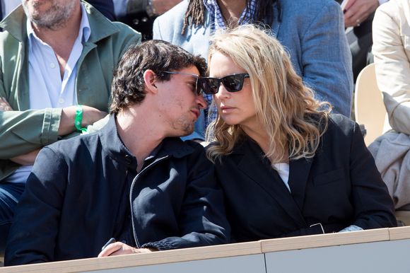 Virginie Efira et son compagnon Niels Schneider - Célébrités dans les tribunes des internationaux de France de tennis de Roland Garros à Paris, France, le 8 juin 2019. © Jacovides / Moreau/Bestimage