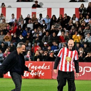 Nikos Aliagas et Zinedine Zidane ont donné le coup d'envoi symbolique durant la première édition du « match des légendes » opposant l'équipe des Légendes, les anciens de Cannes, à l'équipe des Etoiles avec pour capitaine Didier Deschamps, au stade Pierre de Coubertin à Cannes, le 30 octobre 2025. Les Légendes cannoises, coachées par Luis Fernandez et supportées par Zinedine Zidane qui portait les couleurs cannoises, mais qui n'a pas joué, ont remporté le match 3 à 2. Tous les bénéfices de la soirée seront reversés aux associations les Etoiles de l'Espoir, à l'association Adrien et à l'association Clin d'Oeil, qui oeuvrent pour les plus démunis et la jeunesse. © Bruno Bebert / Dominique Jacovides / Bestimage