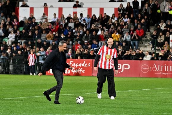 Nikos Aliagas et Zinedine Zidane ont donné le coup d'envoi symbolique durant la première édition du « match des légendes » opposant l'équipe des Légendes, les anciens de Cannes, à l'équipe des Etoiles avec pour capitaine Didier Deschamps, au stade Pierre de Coubertin à Cannes, le 30 octobre 2025. Les Légendes cannoises, coachées par Luis Fernandez et supportées par Zinedine Zidane qui portait les couleurs cannoises, mais qui n'a pas joué, ont remporté le match 3 à 2. Tous les bénéfices de la soirée seront reversés aux associations les Etoiles de l'Espoir, à l'association Adrien et à l'association Clin d'Oeil, qui oeuvrent pour les plus démunis et la jeunesse. © Bruno Bebert / Dominique Jacovides / Bestimage