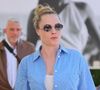 Épaules et hanches alignées, taille peu marquée : c'est la silhouette en H. L'astuce mode ? Ne pas forcer la taille, mais plutôt jouer sur la verticalité.

La mannequin et actrice anglaise Cara Delevingne est tout sourire à l'hôtel Martinez de Cannes.

©BestImage