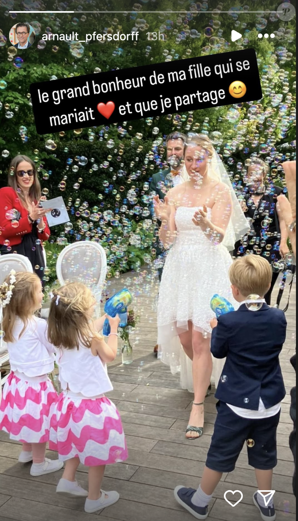 Dévoilant une photo de la jolie mariée dans sa robe blanche, avançant au milieu d'une pluie de bulles de savon 

Arnault Pfersdorff