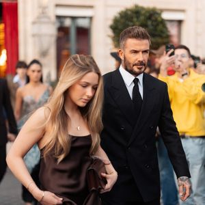 David Beckham et sa fille Harper Seven sortent de l'hôtel La Réserve Paris - Hotel and Spa pour se rendre au défilé de Victoria en marge de la Fashion Week de Paris (PFW), à Paris, France, le 7 mars 2025. © Tiziano da Silva/Bestimage