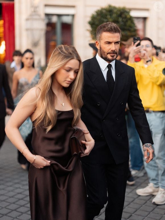 David Beckham et sa fille Harper Seven sortent de l'hôtel La Réserve Paris - Hotel and Spa pour se rendre au défilé de Victoria en marge de la Fashion Week de Paris (PFW), à Paris, France, le 7 mars 2025. © Tiziano da Silva/Bestimage