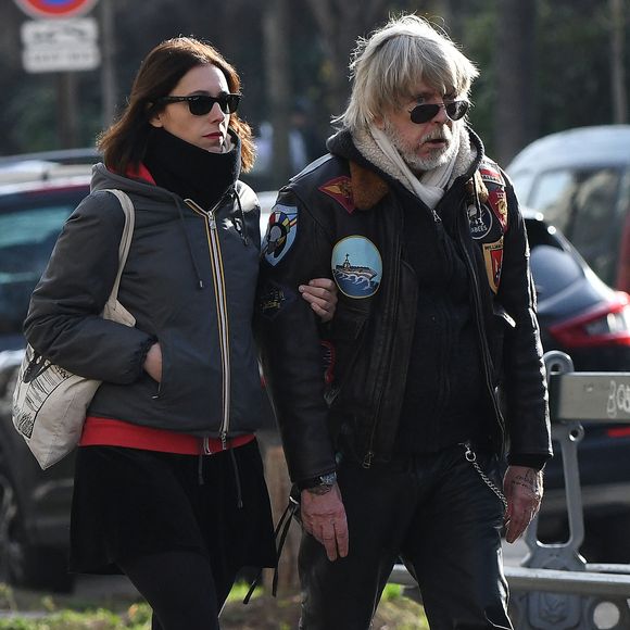 Renaud Sechan, Lola Sechan et Romane Serda lors des obsèques de Thierry Sechan au cimetière de Montparnasse, le 16 janvier 2019 à Paris, en France. Photo : ABACAPRESS.COM