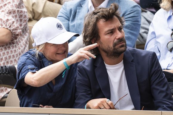 Pour Anne-Élisabeth Lemoine, fidèle du tournoi parisien, cette sortie partagée renforce l’image d’un duo sincère et apprécié du public.

Anne-Élisabeth Lemoine et Bertrand Chameroy en tribunes lors des Internationaux de France de Tennis de Roland Garros 2025, à Paris, France, le 7 juin 2025. © Cyril Moreau/Bestimage