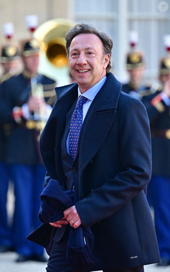 Et de s'expliquer : "Je n'ai rien mis de côté et j'ai de vieilles pierres qui me ruinent, donc je continue à pédaler comme un hamster dans sa roue (rires)." 

Stéphane Bern - Arrivées au dîner d'état au palais de l'Elysée à Paris donné en l'honneur du roi et de la reine de Danemark le 31 mars 2025.

© Christian Liewig / Bestimage