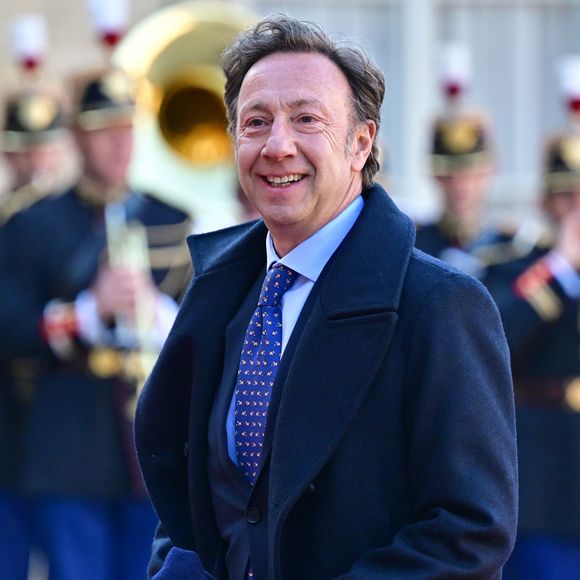 Et de s'expliquer : "Je n'ai rien mis de côté et j'ai de vieilles pierres qui me ruinent, donc je continue à pédaler comme un hamster dans sa roue (rires)." 

Stéphane Bern - Arrivées au dîner d'état au palais de l'Elysée à Paris donné en l'honneur du roi et de la reine de Danemark le 31 mars 2025.

© Christian Liewig / Bestimage