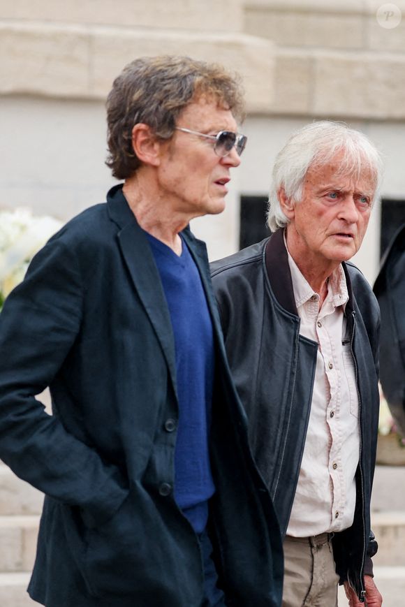 Il explique même avoir été recalé avec son compagnon alors qu'ils souhaitaient participer à une célèbre émission de télévision. 

Dave et son compagnon Patrick Loiseau - Sortie des obsèques de l'auteure-compositrice-interprète et actrice française Françoise Hardy au crématorium du cimetière du Père-Lachaise à Paris, France