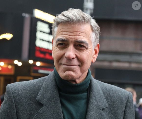 6 février 2025, New York, New York, USA : L'acteur GEORGE CLOONEY est vu lors de l'annonce de la distribution de la nouvelle pièce de Broadway Good Night and Good Luck qui s'est tenue au Winter Garden Theater. (Crédit photo : © Nancy Kaszerman/ZUMA Press Wire)