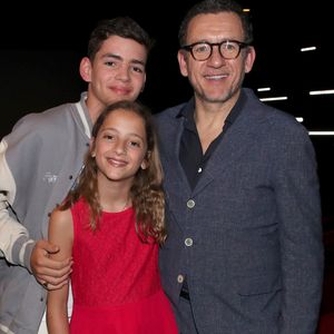 Une partie du casting est particulièrement personnelle pour le comédien : sa propre famille.

Dany Boon (réalisateur du film) avec sa fille Sarah qu’il a fait jouer dans le film et son fils Eytan - Avant-première du film "La Vie pour de vrai" au cinéma Pathé Wepler à Paris le 18 avril 2023. © Bertrand Rindoff / Bestimage
