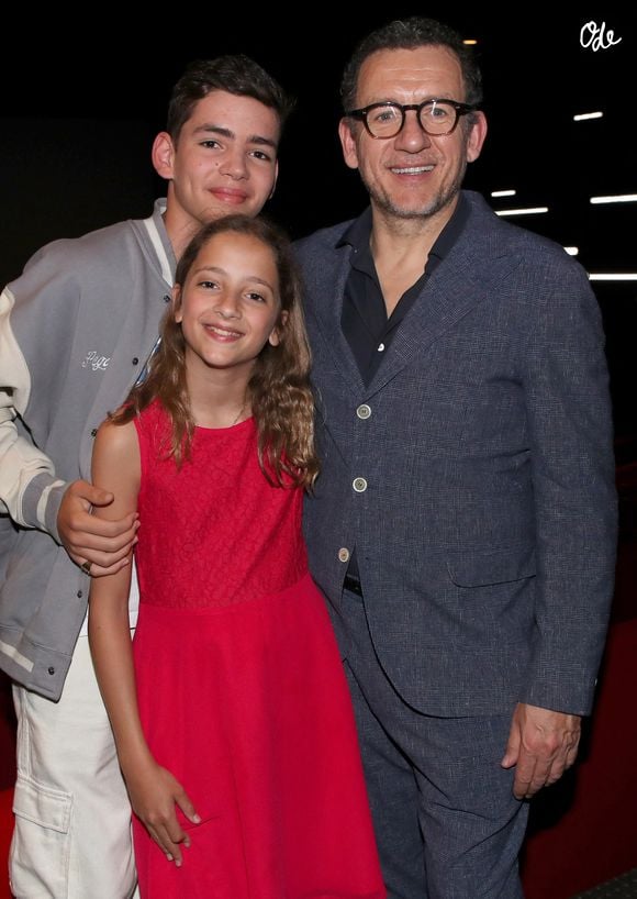 Une partie du casting est particulièrement personnelle pour le comédien : sa propre famille.

Dany Boon (réalisateur du film) avec sa fille Sarah qu’il a fait jouer dans le film et son fils Eytan - Avant-première du film "La Vie pour de vrai" au cinéma Pathé Wepler à Paris le 18 avril 2023. © Bertrand Rindoff / Bestimage
