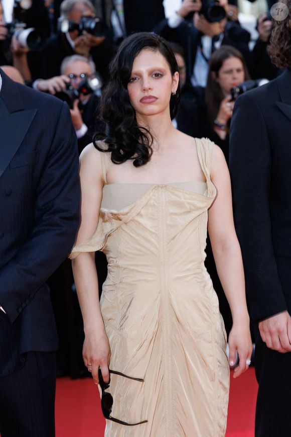 Noée Abita - Montée des marches du film " La bataille de Gaulle : L'âge de fer " lors du 79ème Festival International du Film de Cannes, le 20 mai 2026. © Jacovides-Moreau / Bestimage