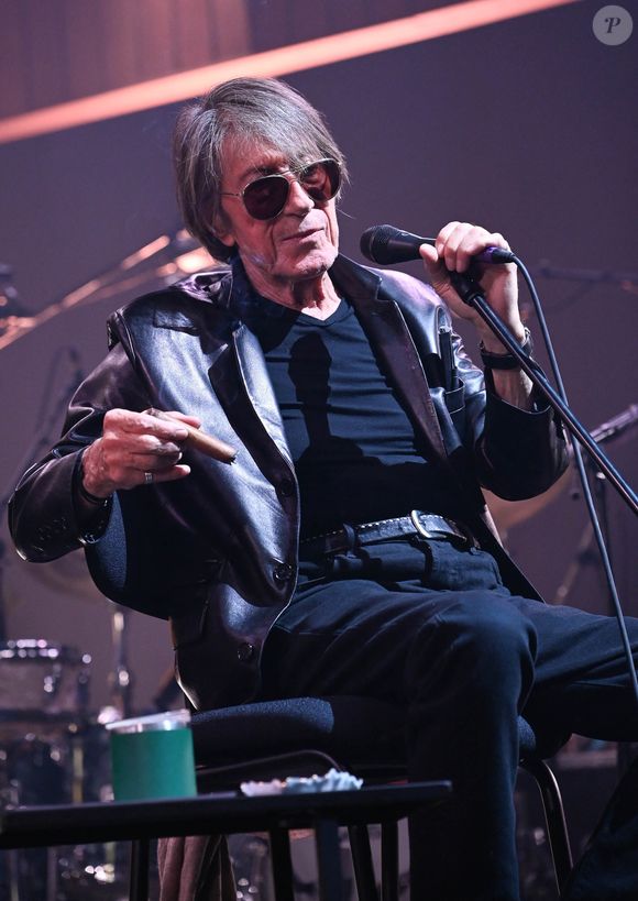 Jacques Dutronc et Thomas Dutronc en showcase de leur tournée "Dutronc & Dutronc" au Centre Evénementiel de Courbevoie le 11 avril 2022. Jacques et Thomas Dutronc se rejoignent sur scène pour une tournée unique !  Père et fils, monstres sacrés de la scène française, vous donnent rendez-vous pour des concerts exceptionnels sous le signe du partage et de la complicité. Deux artistes hors du commun à retrouver sur les routes de France. © Coadic Guirec/Bestimage