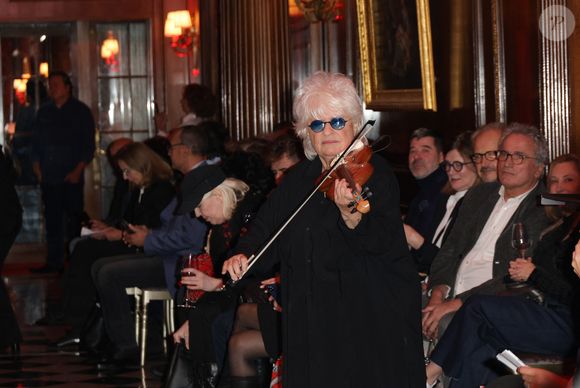 Catherine Lara a également ajouté qu'Ambre avait été "magistrale".

Exclusif - Catherine Lara au défilé rétrospectif Nathalie Garçon à Paris, le 19 novembre 2024.

Photo : Coadic Guirec / Bestimage
