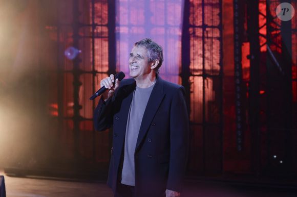 Exclusif - Julien Clerc lors de l'enregistrement de l’émission La Grande Fête de Carcassonne, diffusée le samedi 6 septembre à 21.10 sur France 2, dans la Cité Médiévale de Carcassonne, France, le 24 juin 2025. © Jack Tribeca/Bestimage