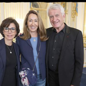 Rachida Dati, Nicole et Gilbert Coullier - Dany Boon reçoit des mains de Rachida Dati le Grand Prix Raymond Devos de la langue française 2025 au Salon Jérôme du Ministère de la Culture à Paris le 21 mars 2025. © Alain Guizard/Bestimage