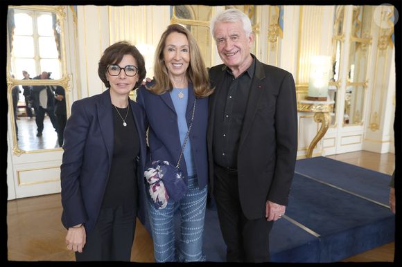 Rachida Dati, Nicole et Gilbert Coullier - Dany Boon reçoit des mains de Rachida Dati le Grand Prix Raymond Devos de la langue française 2025 au Salon Jérôme du Ministère de la Culture à Paris le 21 mars 2025. © Alain Guizard/Bestimage