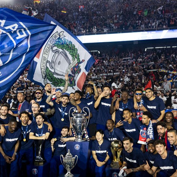 Nasser al-Khelaïfi (président du PSG), Luis Enrique, Luis Campos, Khvicha Kvaratkshelia,Gonçalo Ramos, Ousmane Dembélé, Marco Asensio, Kang-In Lee, Randal Kolo Muani, Senny Mayulu, Bradley Barcola, Ibrahim Mbaye, Gianluigi Donnarumma, Matvey Safonov, Lucas Lavallée, Arnau Tenas, Axel Tape, Noham Kamara, Achraf Hakimi, Presnel Kimpembe, Marquinhos, Lucas Hernandez, Nuno Mendes, Nordi Mukiele, Lucas Beraldo, Milan Skriniar, Yoram Zague, Joane Gadou, Naoufel El Hannach, Willian Pacho, Manuel Ugarte, Fabian Ruiz, Désiré Doué, Danilo Pereira, Vitinha, Gabriel Moscardo, Cher Ndour, Carlos Soler, Warren Zaïre-Emery, João Neves - Les joueurs du PSG célèbrent leur titre de Champion d'Europe au Parc Des Princes à Paris, le 1er juin 2025.
© Cyril Moreau/Bestimage