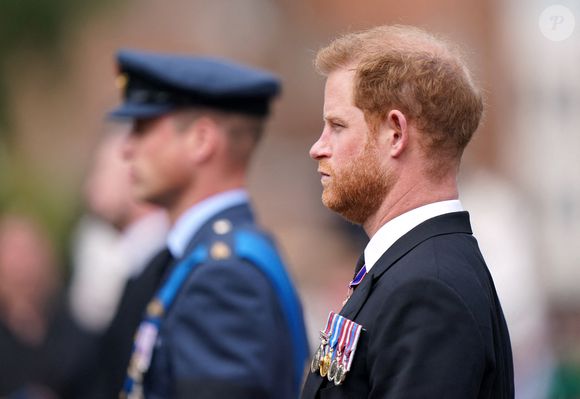 Le prince de Galles et le duc de Sussex, lors de la procession cérémonielle suivant ses funérailles nationales à l'abbaye de Westminster, à Londres.  Le 19 septembre 2022. © Goode Tim/PA Photos/ABACA