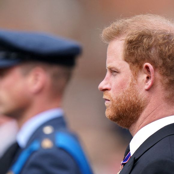 Le prince de Galles et le duc de Sussex, lors de la procession cérémonielle suivant ses funérailles nationales à l'abbaye de Westminster, à Londres.  Le 19 septembre 2022. © Goode Tim/PA Photos/ABACA