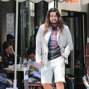 Lulu (Lucien) Gainsbourg à la sortie d'un restaurant avec des amis à Paris le 23 avril 2018.
Agence / Bestimage