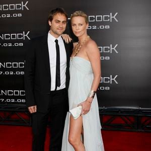 Charlize Theron et Stuart Townsend à l'avant-première du film "Hancock" au Chinese Theatre, le 30 juin 2008 à Hollywood, en Californie. Crédit Alain Rolland / Maxima Prod / Bestimage