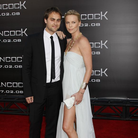 Charlize Theron et Stuart Townsend à l'avant-première du film "Hancock" au Chinese Theatre, le 30 juin 2008 à Hollywood, en Californie. Crédit Alain Rolland / Maxima Prod / Bestimage