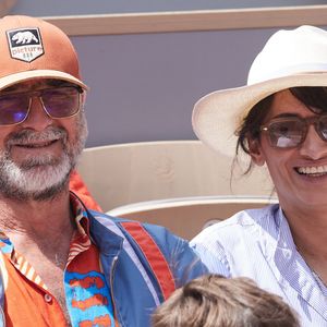 Eric Cantona et sa femme Rachida Brakni dans les tribunes de la finale Dames des Internationaux de Tennis de Roland Garros à Paris le 8 juin 2024. © Jacovides-Moreau/Bestimage