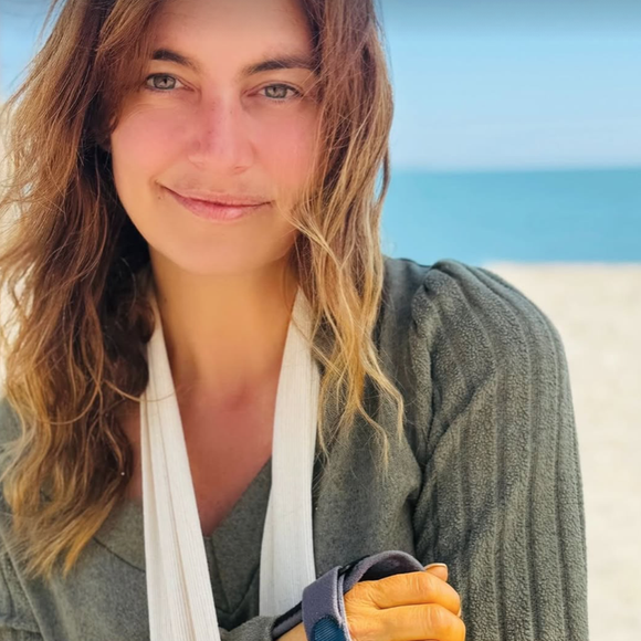 Elle écrit : "Canal carpien ✔ Opération faite ce matin. Tout va bien".

Capture Instagram - Laetitia Milot