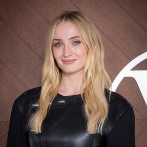 "C’est un vieil ami, et c’est étrange de faire des scènes d’amour avec lui, mais c’est aussi ce qui rend notre jeu crédible – on se fait confiance", explique Sophie Turner...

Sophie Turner - Photo Call pour Le Défilé « Vuitton »Collection Prêt-à-Porter Automne/Hiver 2025-2026" lors de la Fashion Week de Paris (PFW), le 10 mars 2025. © Olivier Borde /Bestimage