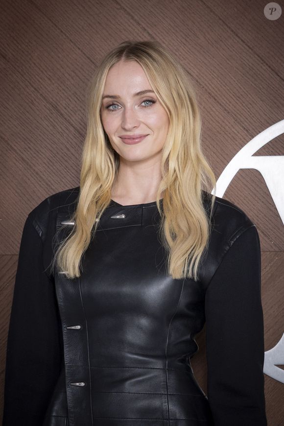 "C’est un vieil ami, et c’est étrange de faire des scènes d’amour avec lui, mais c’est aussi ce qui rend notre jeu crédible – on se fait confiance", explique Sophie Turner...

Sophie Turner - Photo Call pour Le Défilé « Vuitton »Collection Prêt-à-Porter Automne/Hiver 2025-2026" lors de la Fashion Week de Paris (PFW), le 10 mars 2025. © Olivier Borde /Bestimage