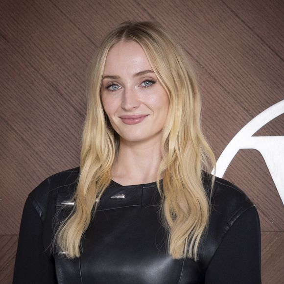 "C’est un vieil ami, et c’est étrange de faire des scènes d’amour avec lui, mais c’est aussi ce qui rend notre jeu crédible – on se fait confiance", explique Sophie Turner...

Sophie Turner - Photo Call pour Le Défilé « Vuitton »Collection Prêt-à-Porter Automne/Hiver 2025-2026" lors de la Fashion Week de Paris (PFW), le 10 mars 2025. © Olivier Borde /Bestimage