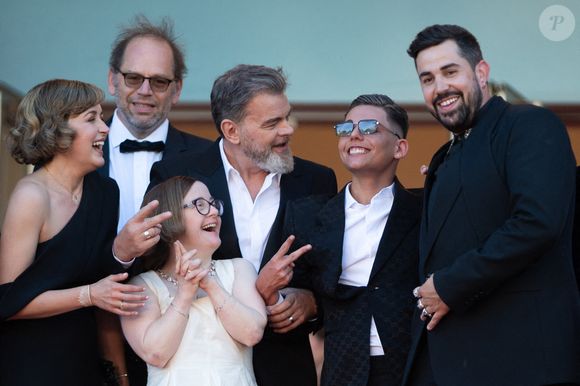 Artus, Clovis Cornillac et leur équipe de tournage lors de l'avant-première du film Le Comte de Monte-Cristo dans le cadre du 77e Festival international du film de Cannes, à Cannes, France, le 22 mai 2024. Photo par Aurore Marechal/ABACAPRESS.COM
