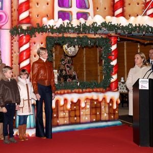 La princesse Charlene de Monaco avec ses enfants, le prince héréditaire Jacques et la princesse Gabriella, a Inauguré le traditionnel Marché de Noël de Monaco, le 6 décembre 2024. Ils étaient accompagné par le nouveau ministre d'Etat de la Principauté © JC VINAJ / Pool Monaco / Bestimage