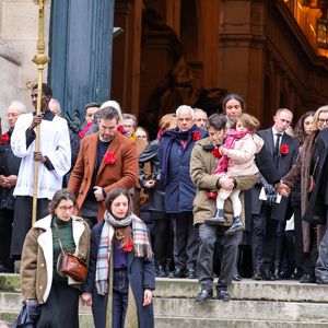 Elles reprochent notamment à leur père d’avoir exposé, sans concertation, des tensions intimes et sensibles.

Pia Laborde et Gabrièle Laborde, les filles de C.Laborde, Françoise Laborde et Geneviève Laborde, les soeurs de la défunte, Thomas Stern, le mari de la défunte et les proches de C.Laborde - Sortie des obsèques de Catherine Laborde en l'église Saint-Roch à Paris, le 6 février 2025. Décédée le 28 janvier 2025 à l'âge de 73 ans, l'ancienne présentatrice météo de TF1 (1988 - 2017) était atteinte de la maladie neurodégénérative à corps de Lewy.
© Jacovides - Moreau / Bestimage